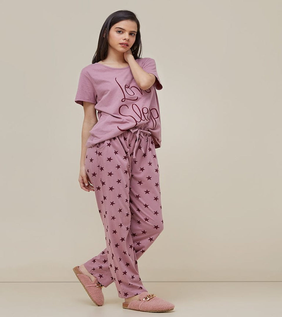 Women’s pajama set with mauve T-shirt and star-print pants, long pants, relaxed fit