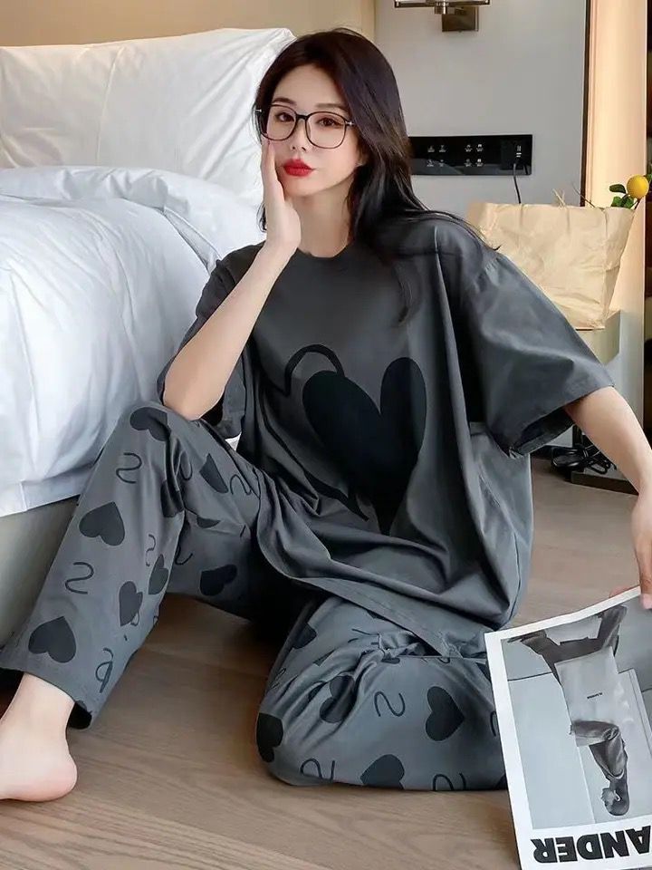 Heart-printed pajama set in dark grey and black, short-sleeve top and matching pants