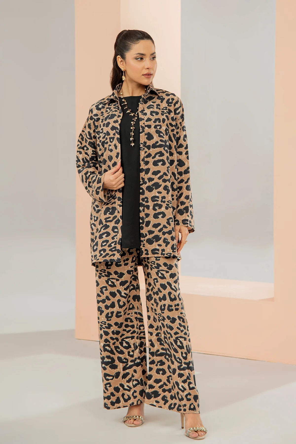 Leopard print 3-piece set with long open coat and wide-leg trousers, front view