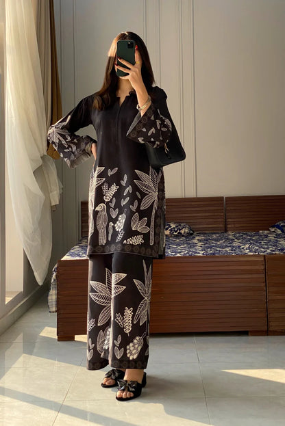 Black floral printed kurta and wide-leg pants set, long sleeves and V-neck