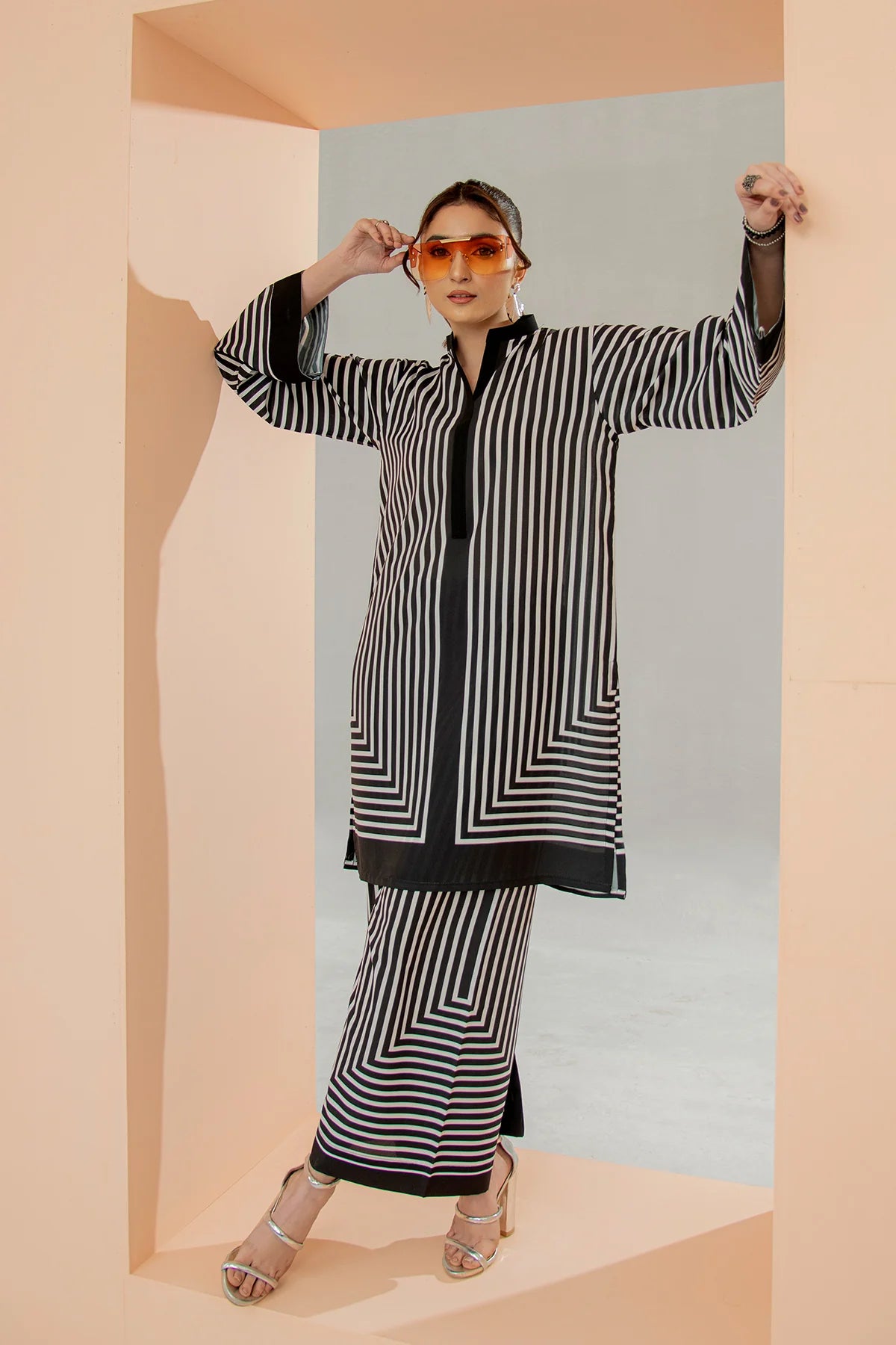 Striped crepe tunic and wide-leg pants set, black-and-white vertical line pattern