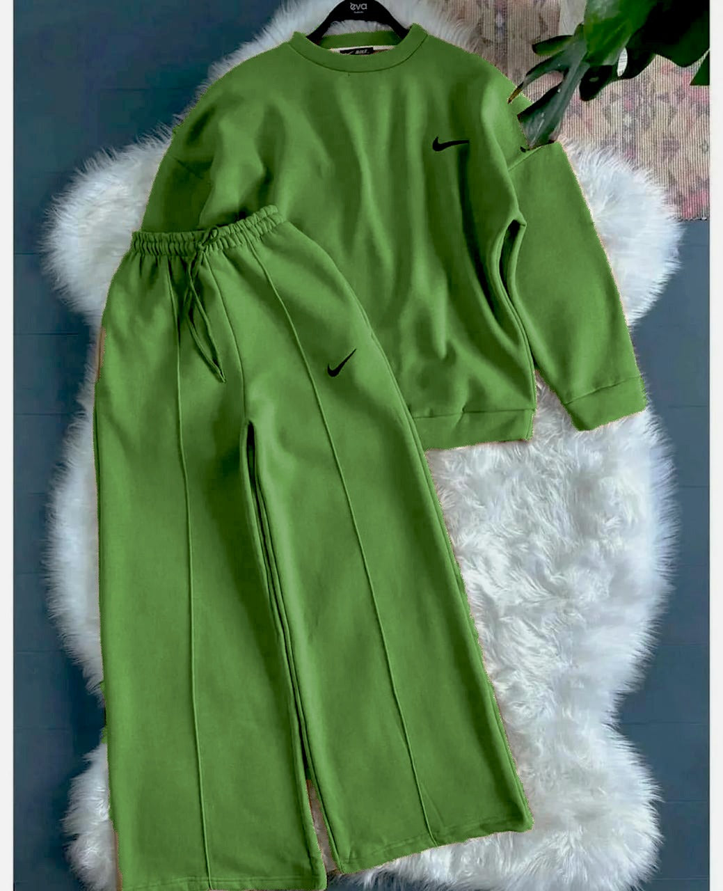 Green 2-piece outfit set: crewneck sweatshirt and drawstring jogger pants