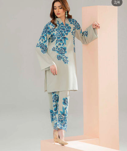 Cord set with long sleeves tunic and ankle pants, cream with blue floral print.