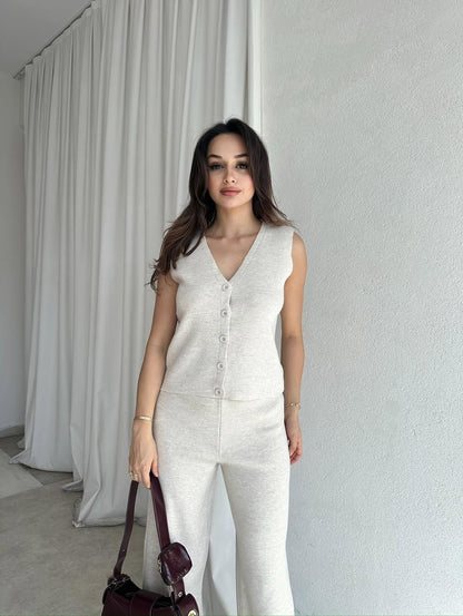 Cream sleeveless vest with buttons and wide-leg trousers, long open cardigan