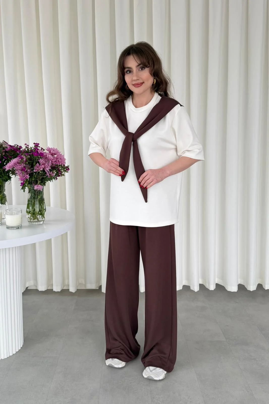 Shoulder-tie 2-piece suit set, white top with dark brown shoulder tie and wide-leg brown pants