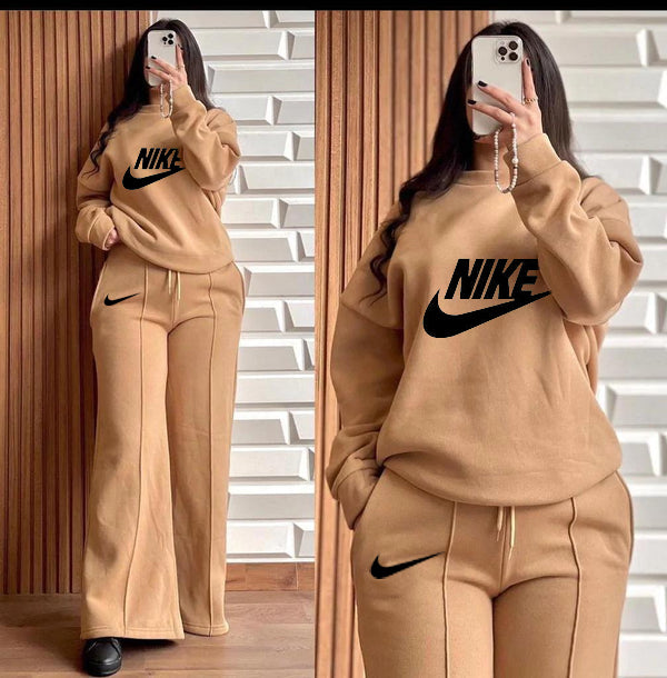Printed Nike 2-piece winter outfit: camel sweatshirt and wide-leg pants set.