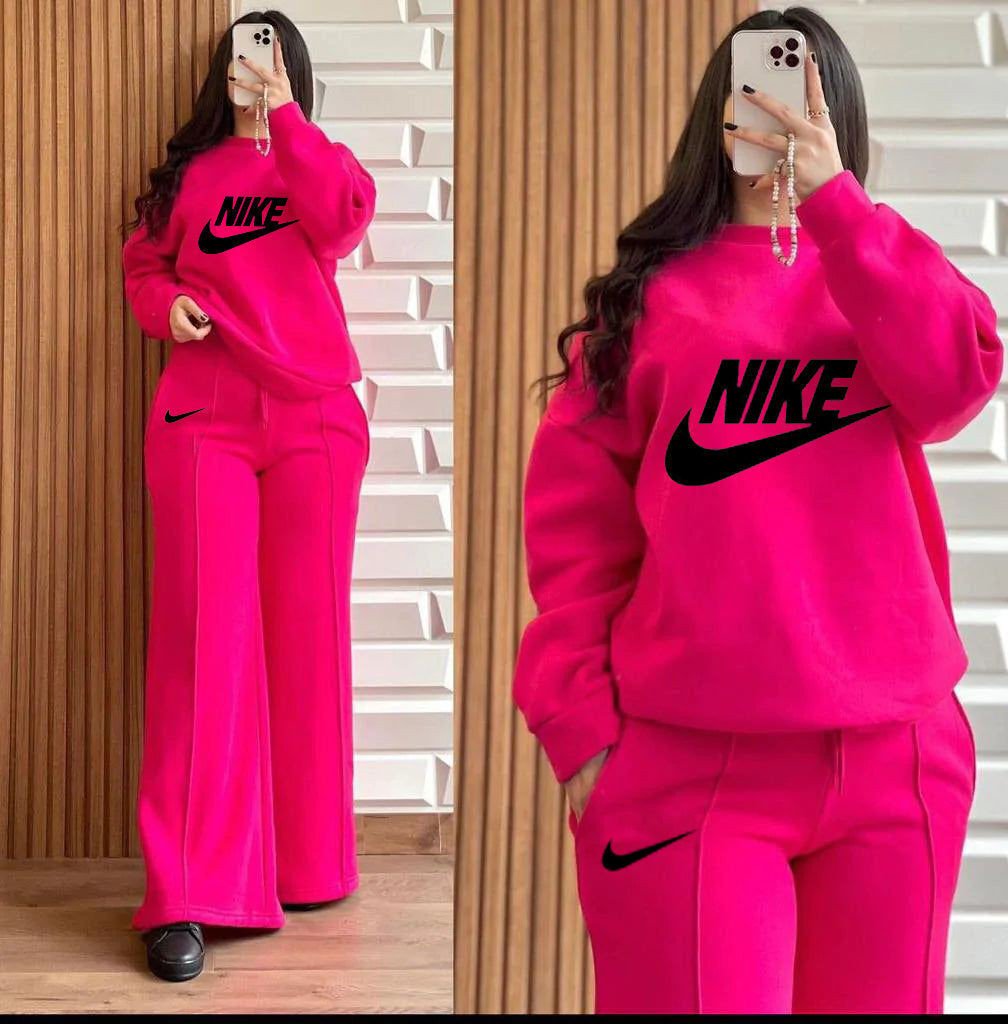 Printed Nike 2-piece winter outfit: pink sweatshirt and wide-leg pants set.