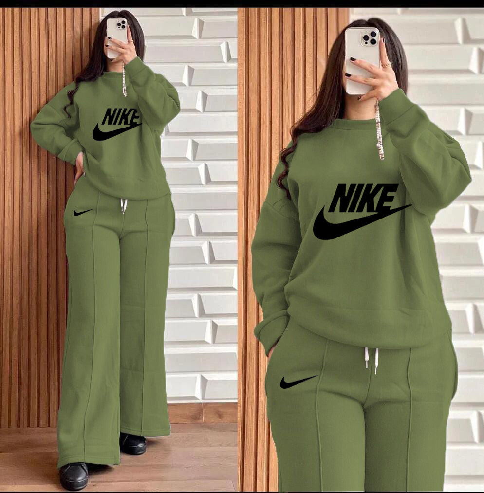 Printed Nike 2-piece winter outfit: green sweatshirt and wide-leg pants set.